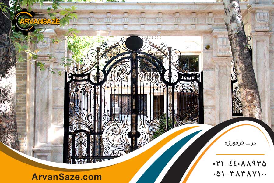 درب فرفورژه ی زیبا نصب شده برای درب ورودی یک ساختمان ویلایی بزرگ با نمای رومی